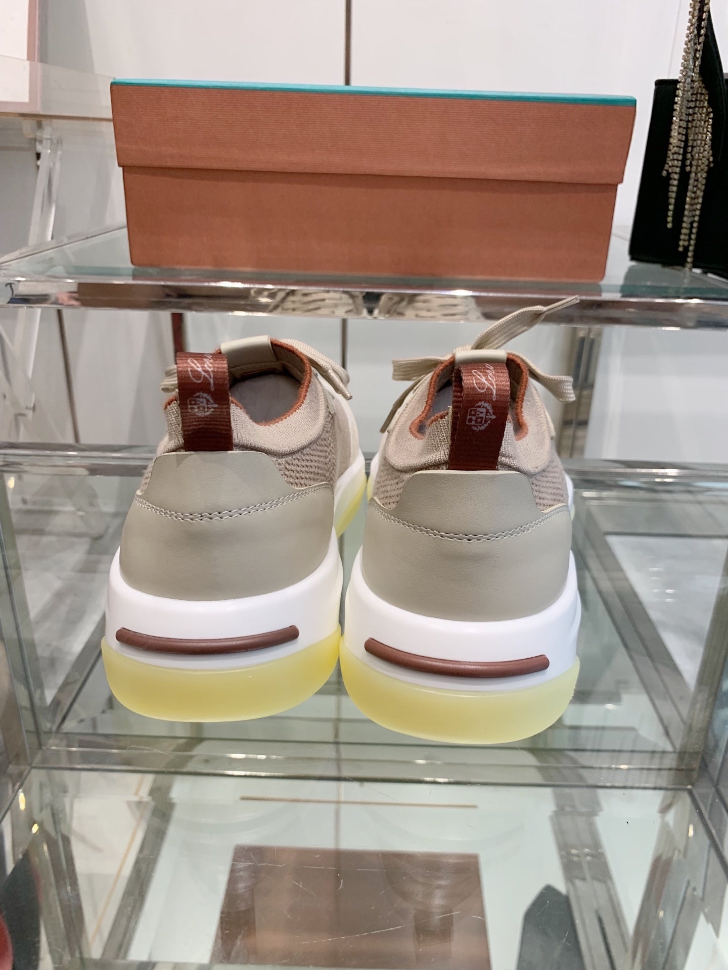 L-Sneakers