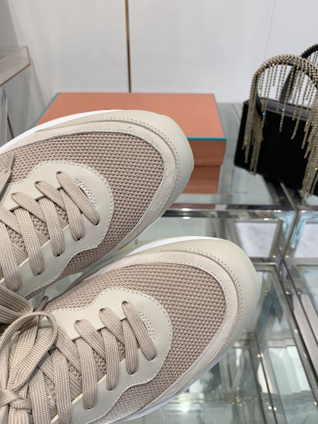 L-Sneakers