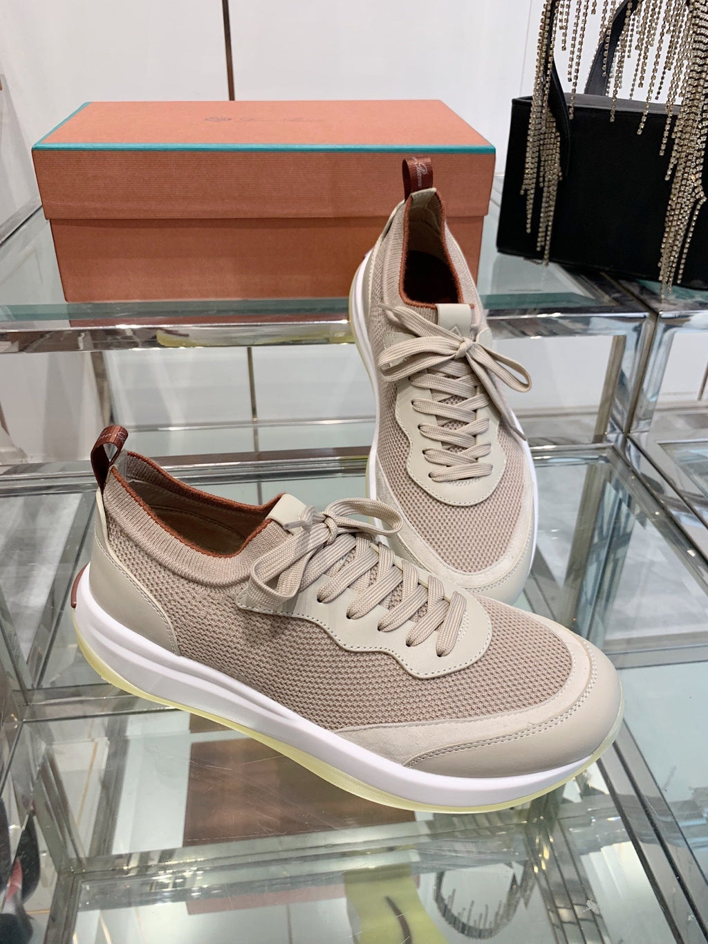 L-Sneakers