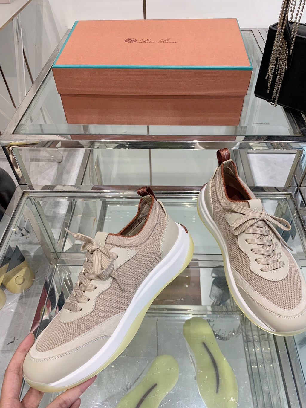 L-Sneakers