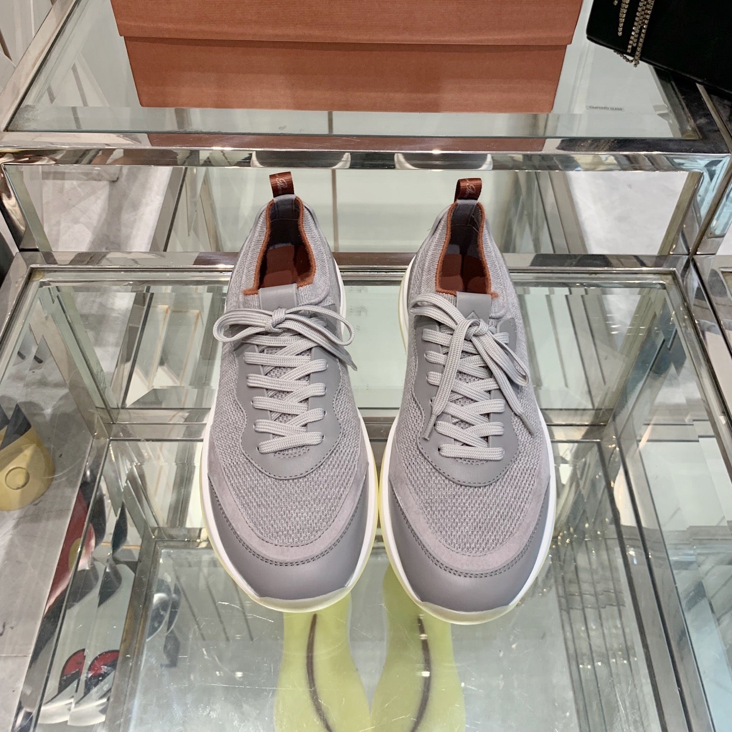 L-Sneakers