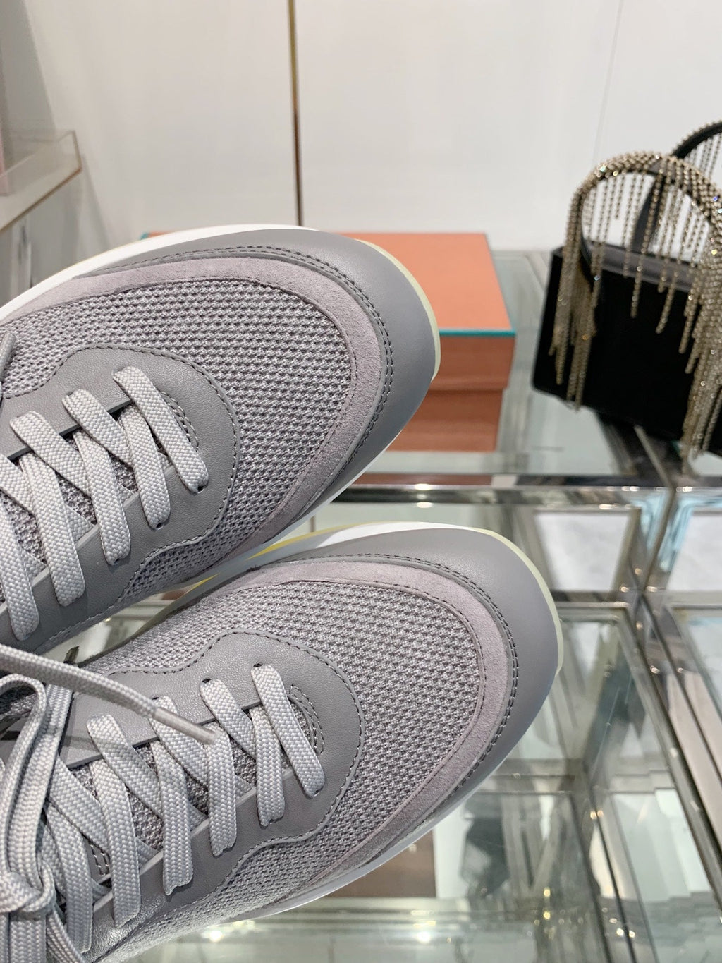 L-Sneakers