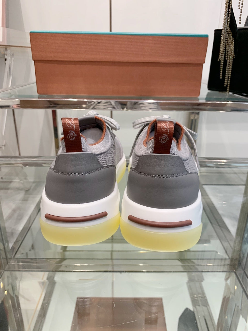L-Sneakers