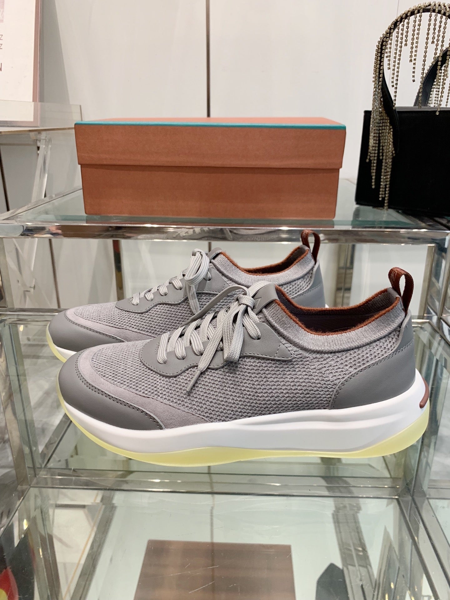 L-Sneakers