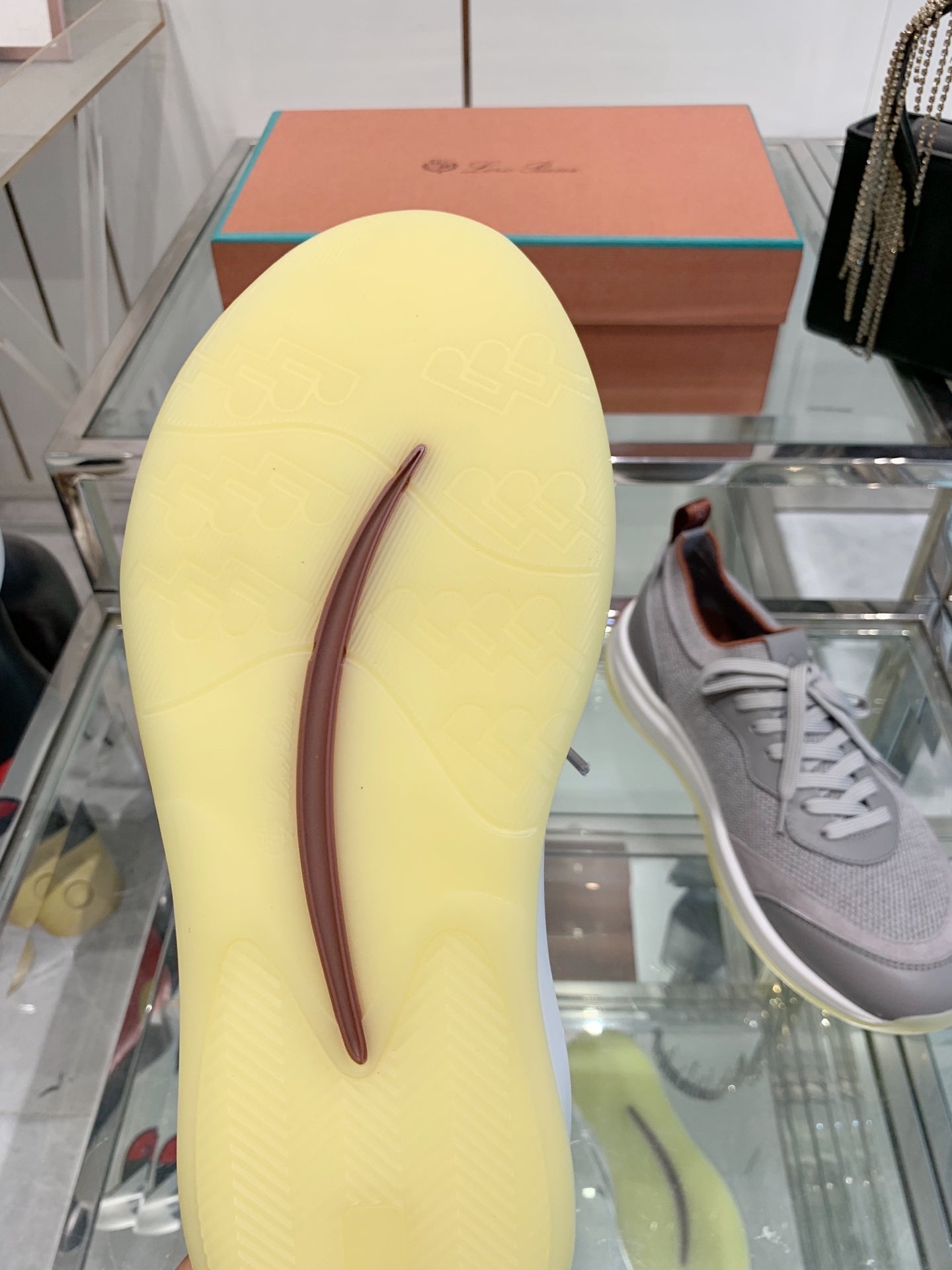 L-Sneakers