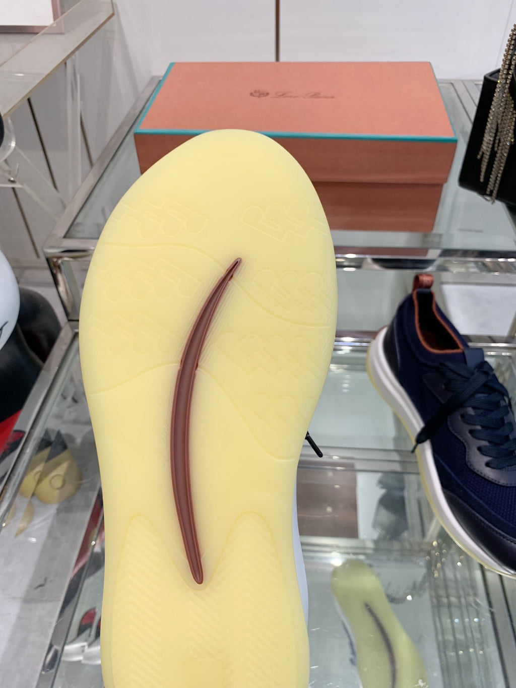 L-Sneakers