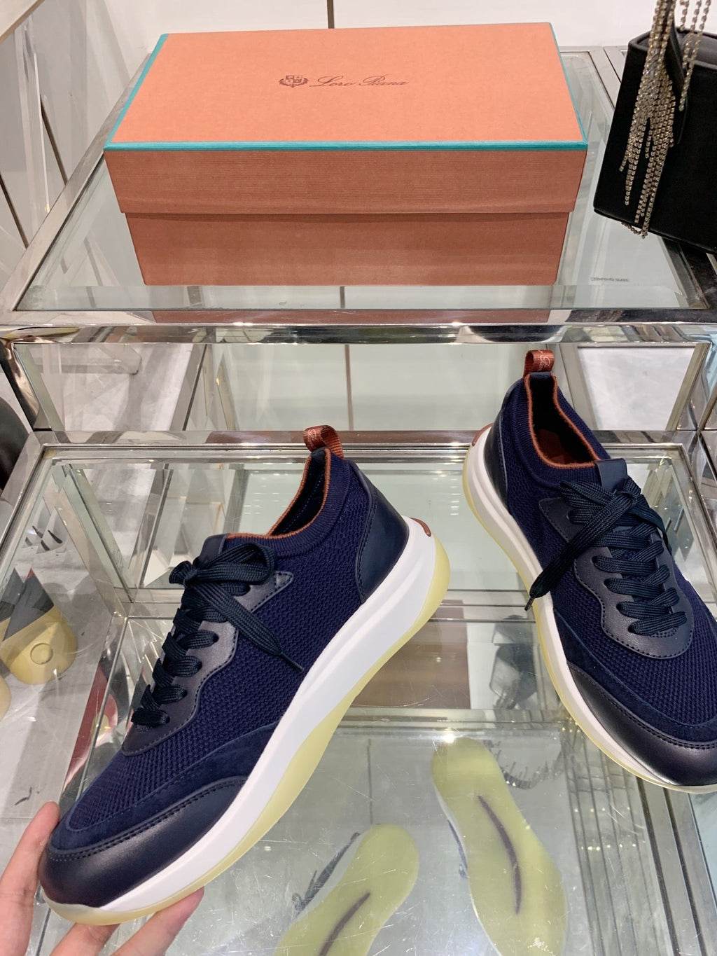 L-Sneakers