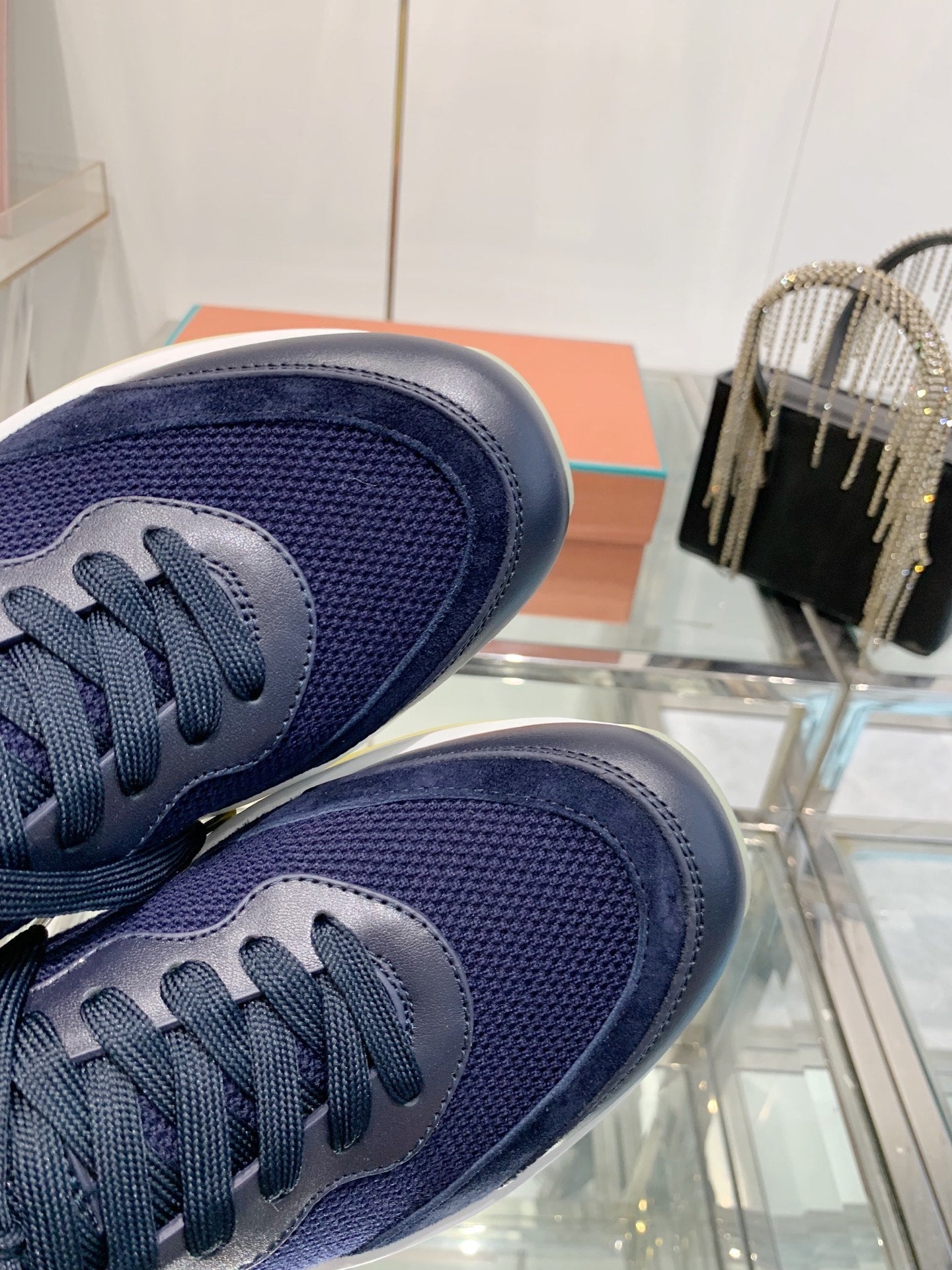 L-Sneakers