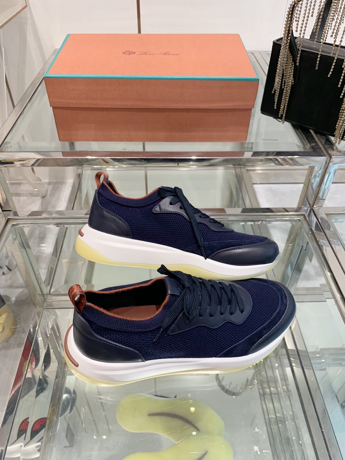 L-Sneakers