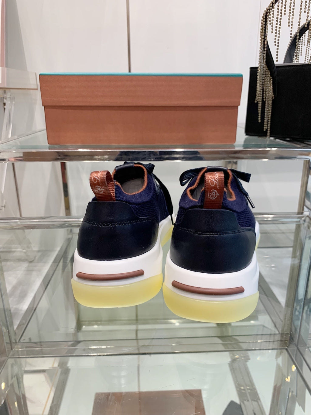 L-Sneakers