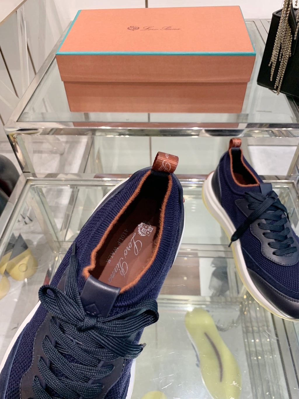 L-Sneakers