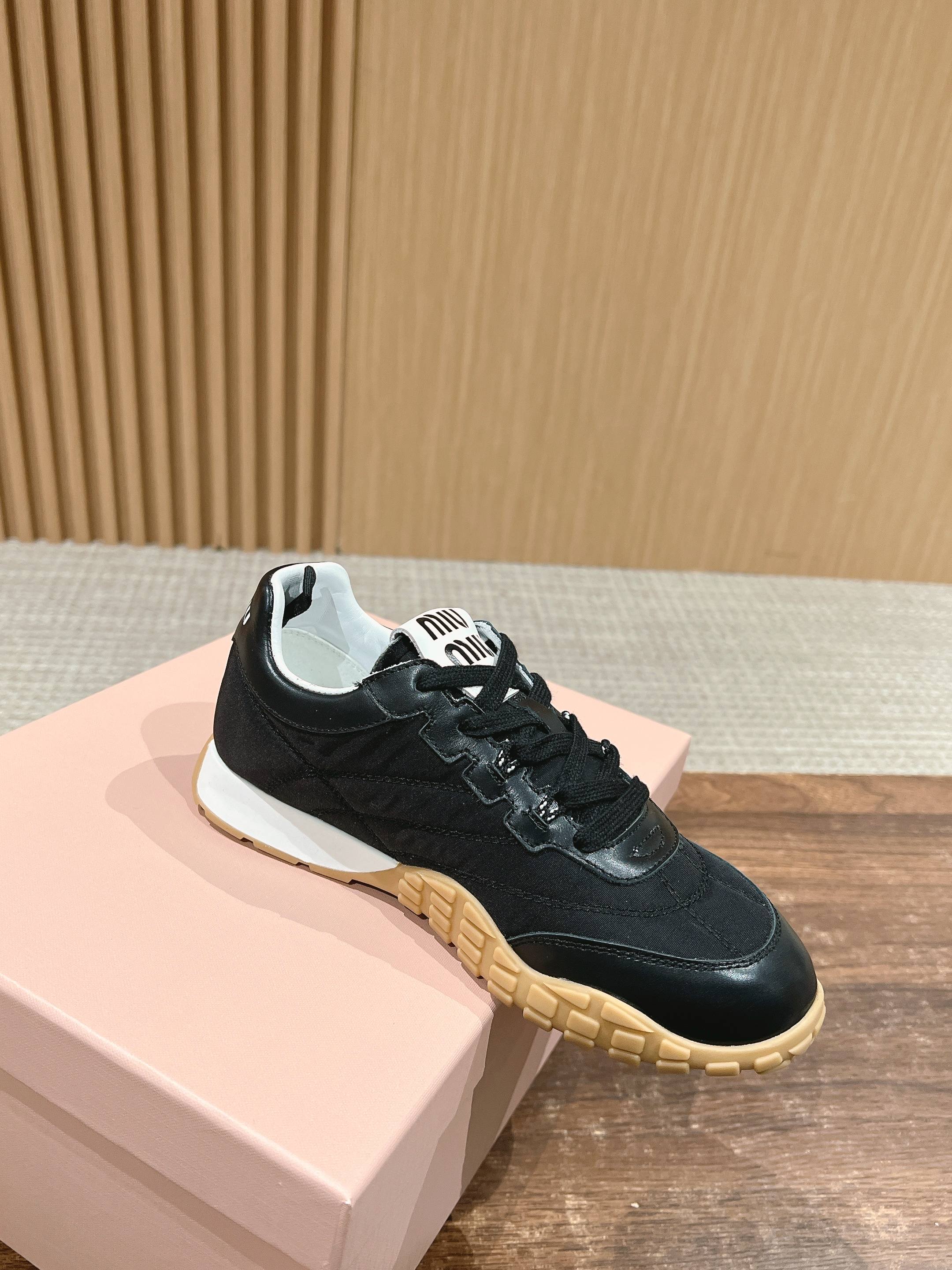 M-Sneakers