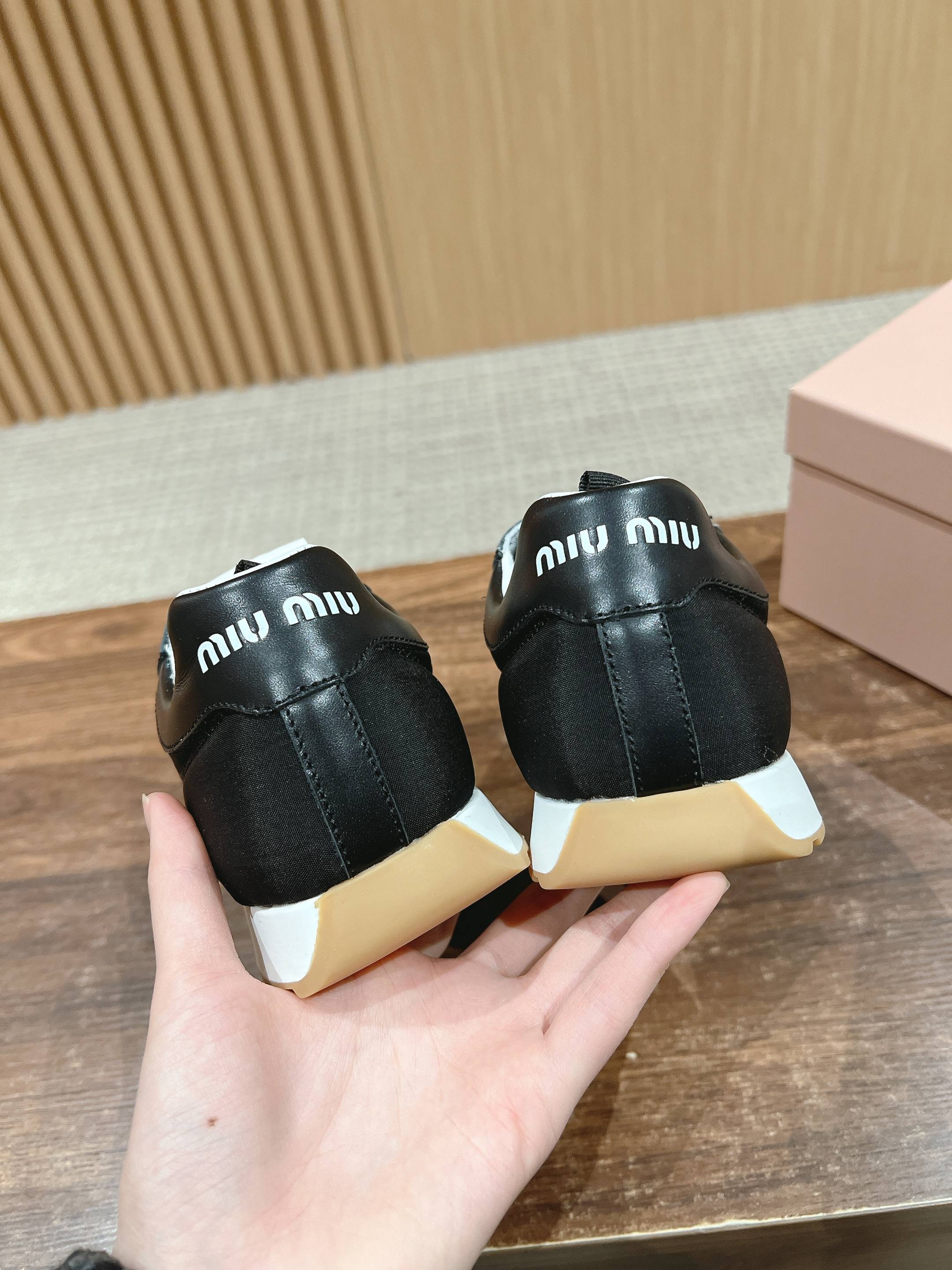 M-Sneakers