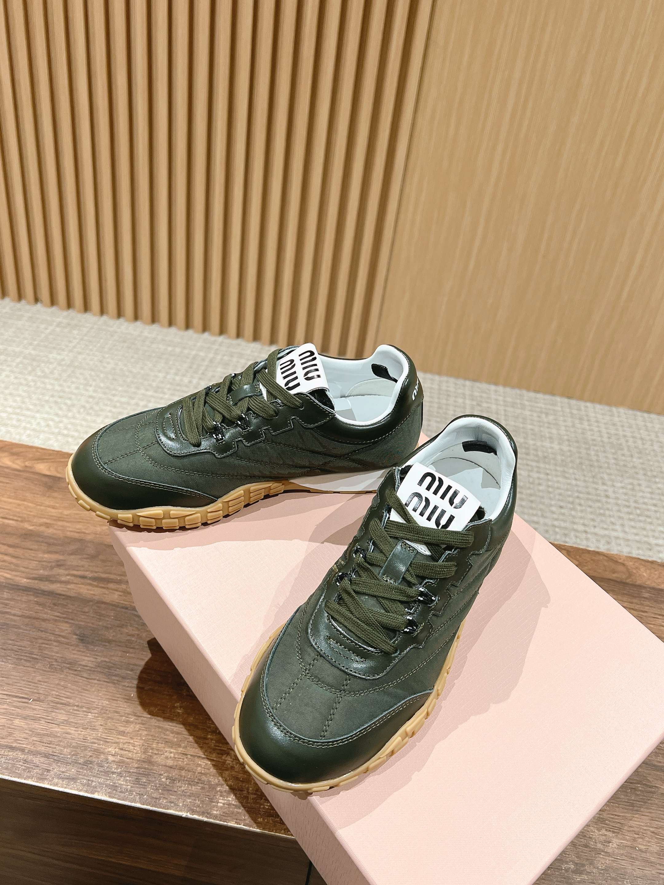 M-Sneakers