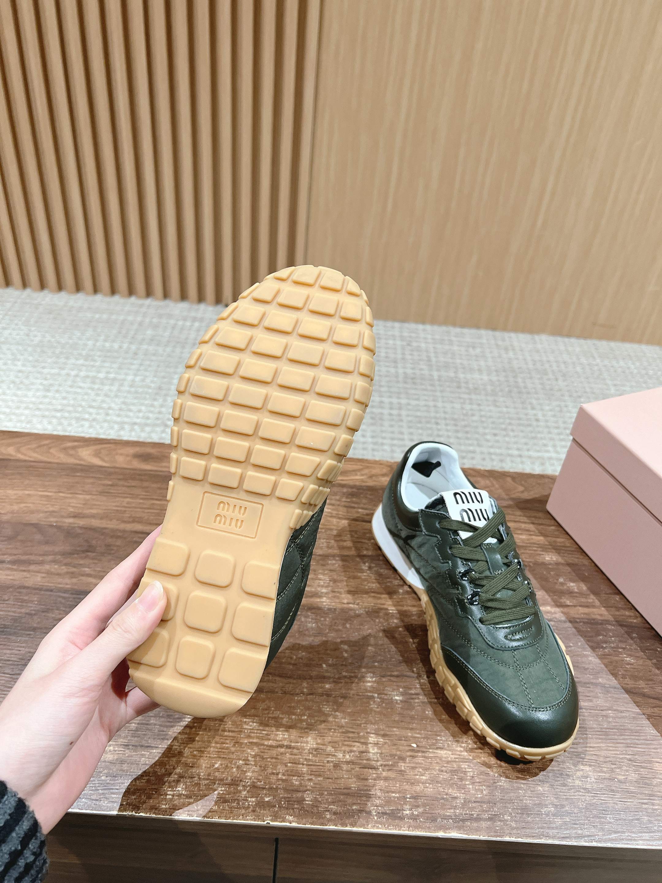 M-Sneakers