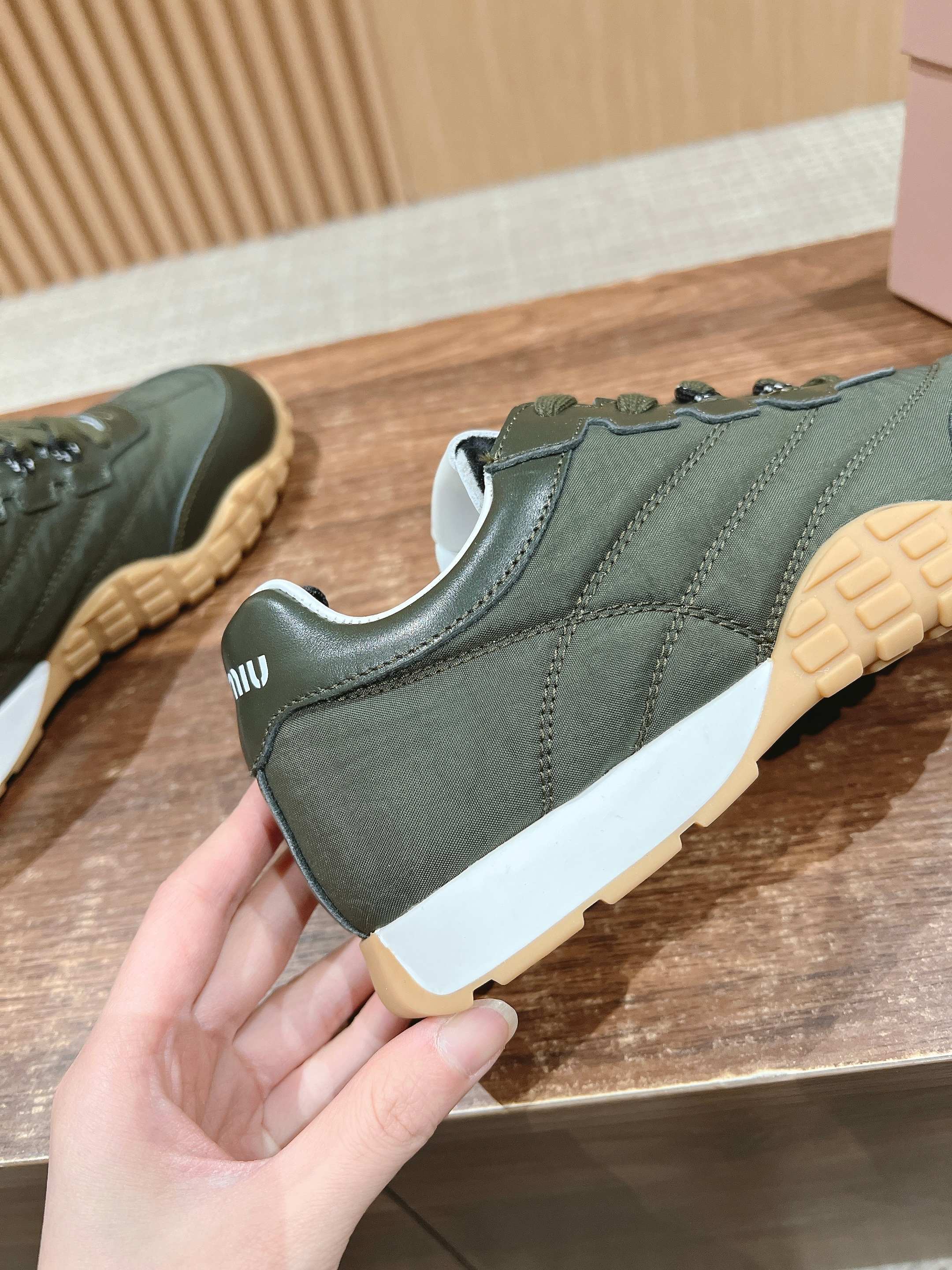 M-Sneakers