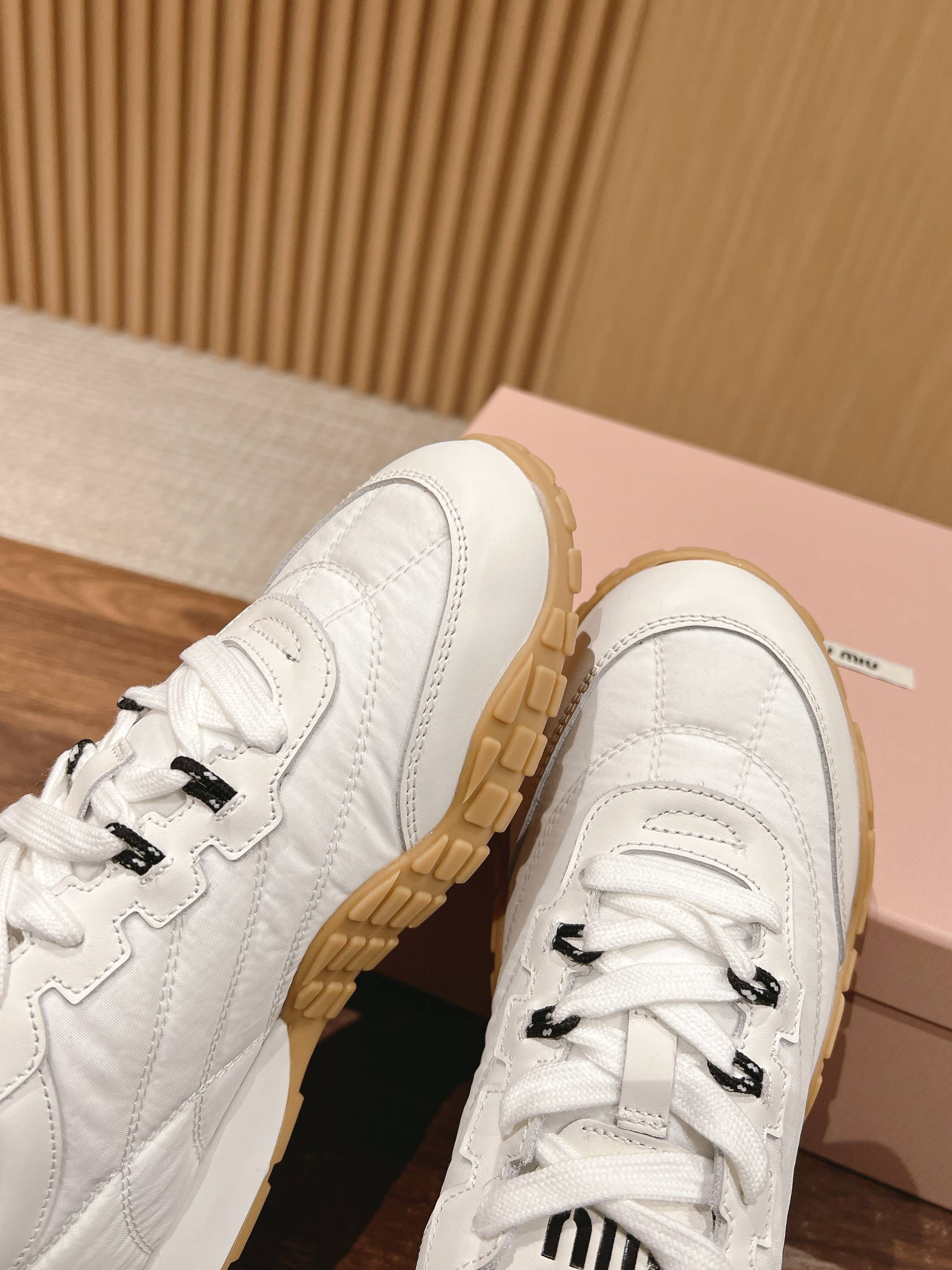 M-Sneakers