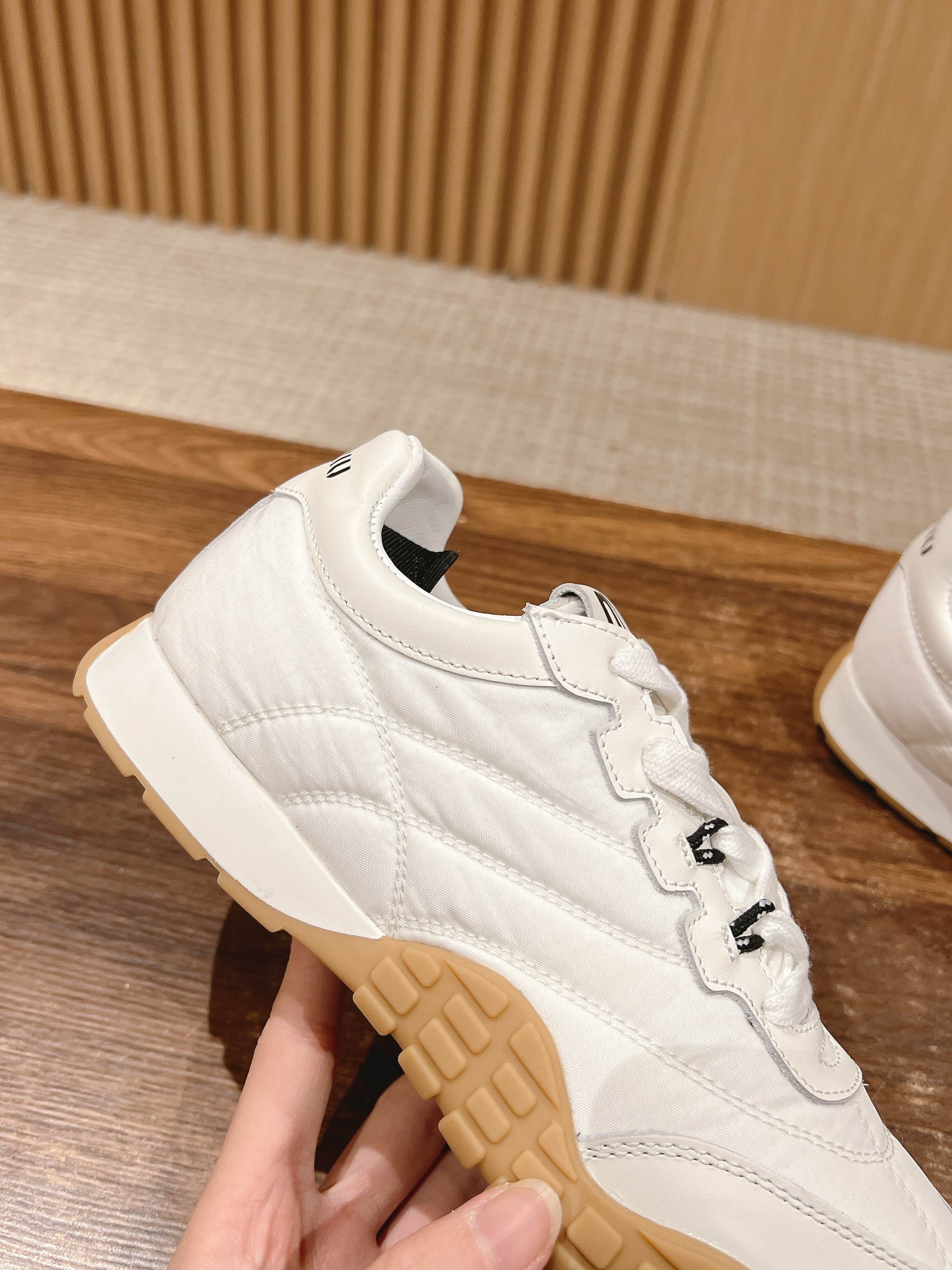 M-Sneakers