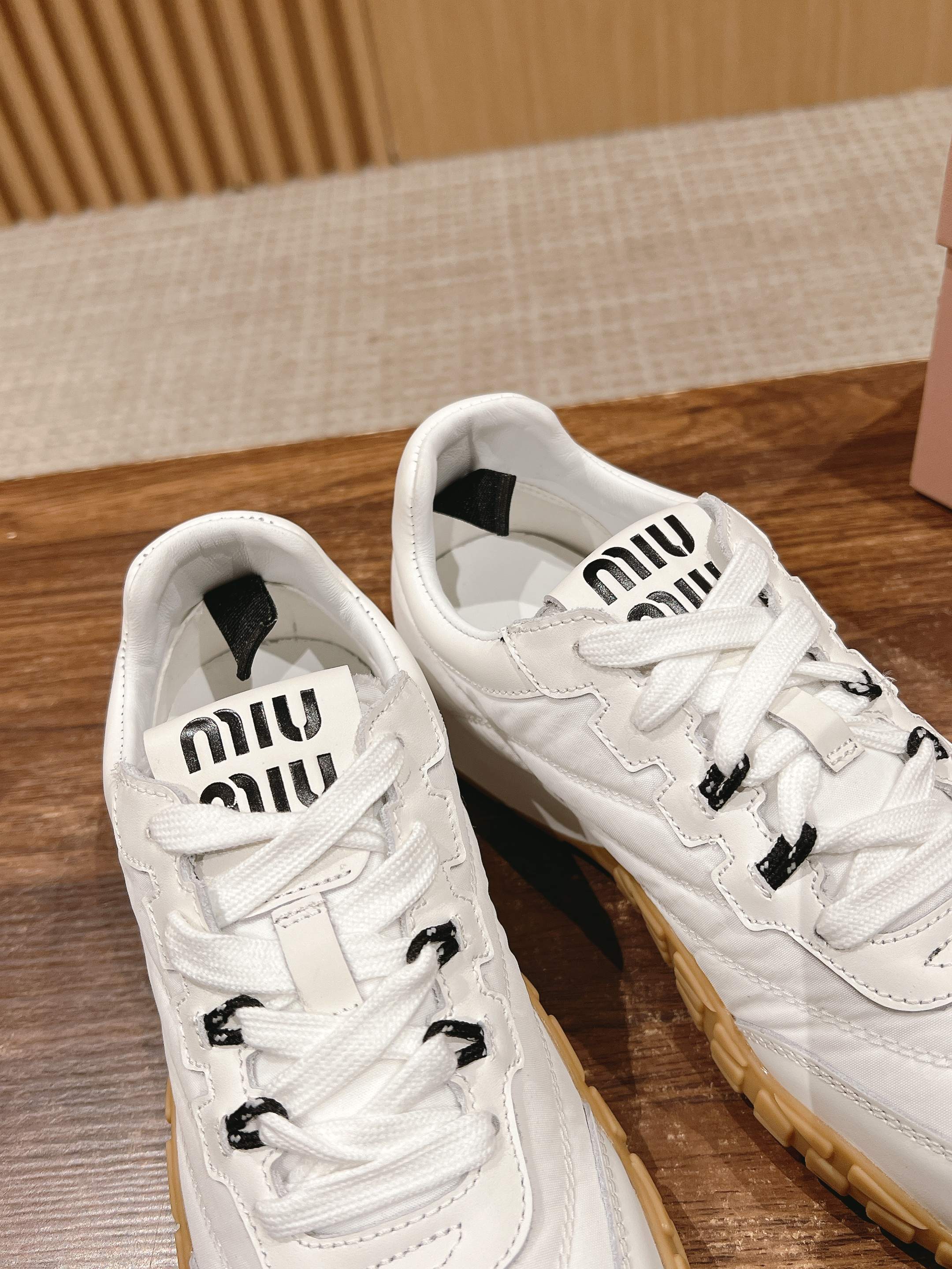 M-Sneakers
