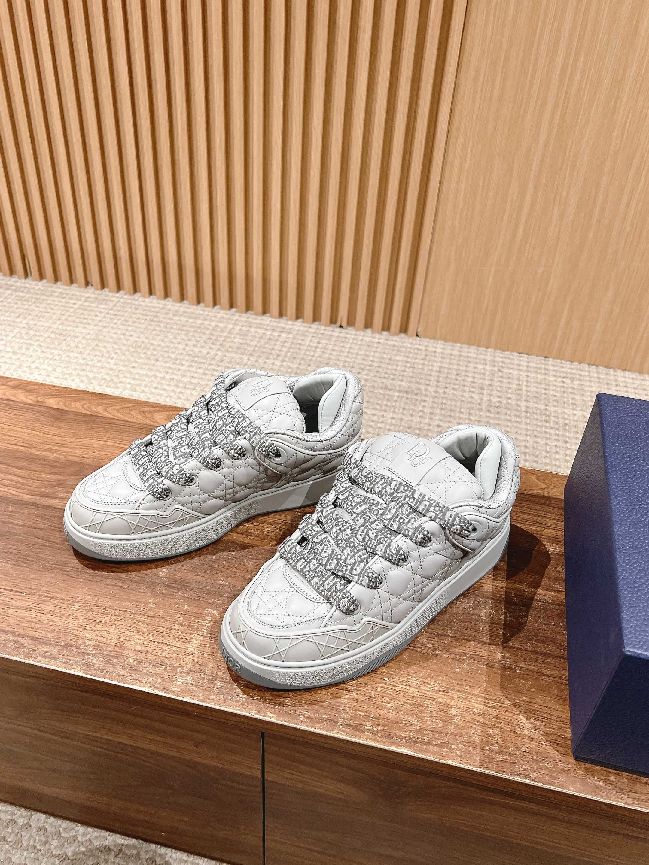 D-Sneakers
