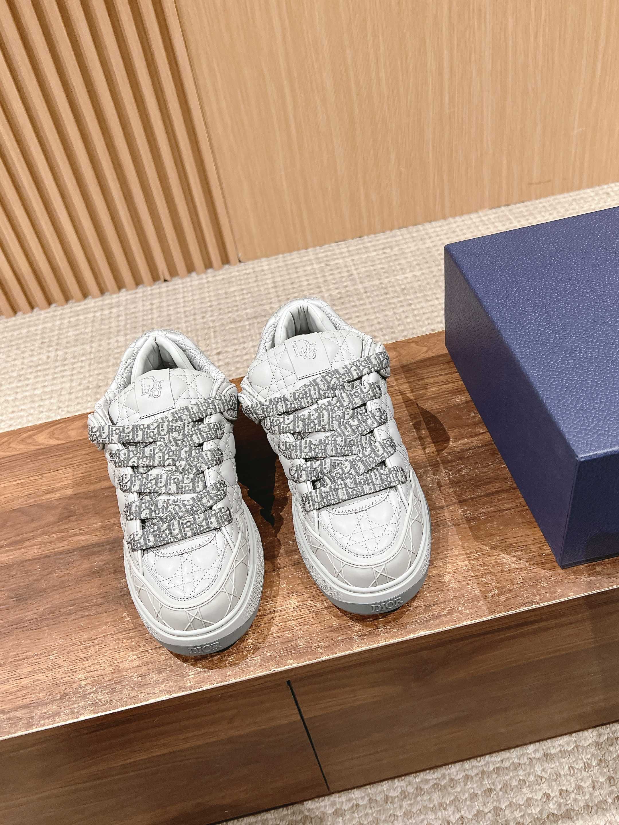 D-Sneakers