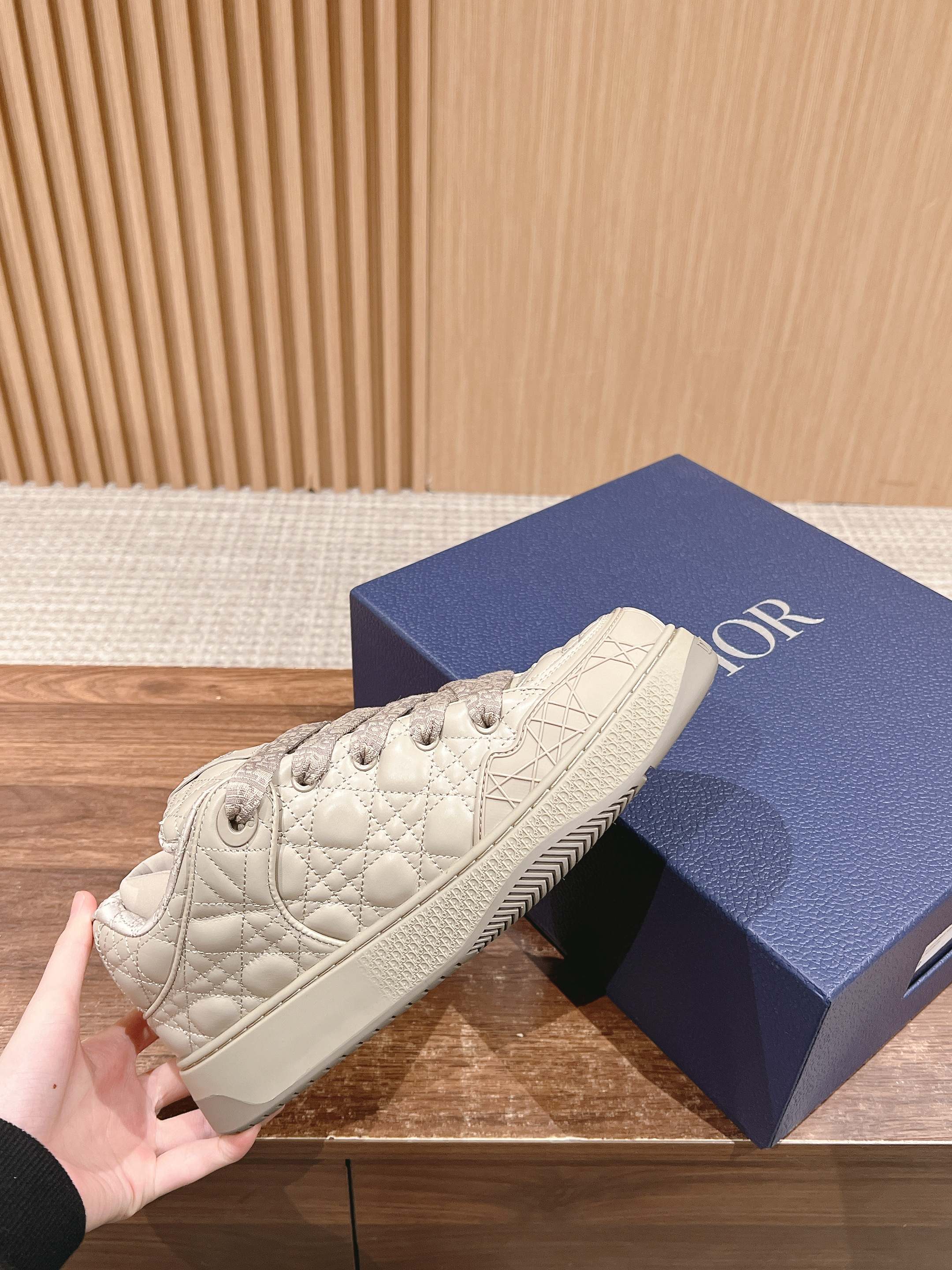 D-Sneakers