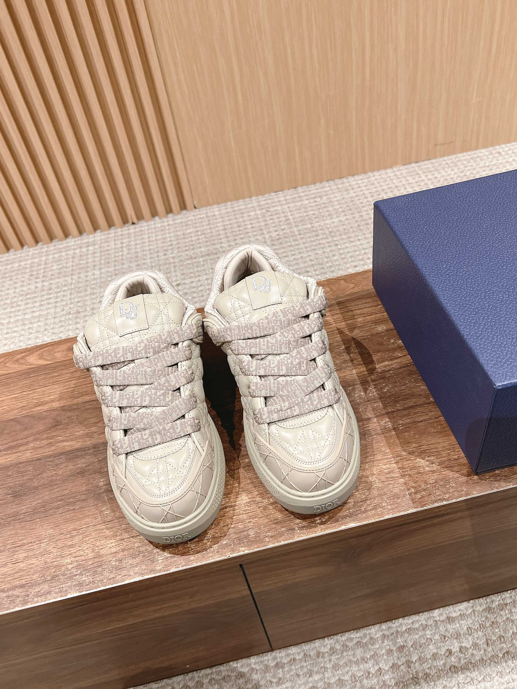 D-Sneakers