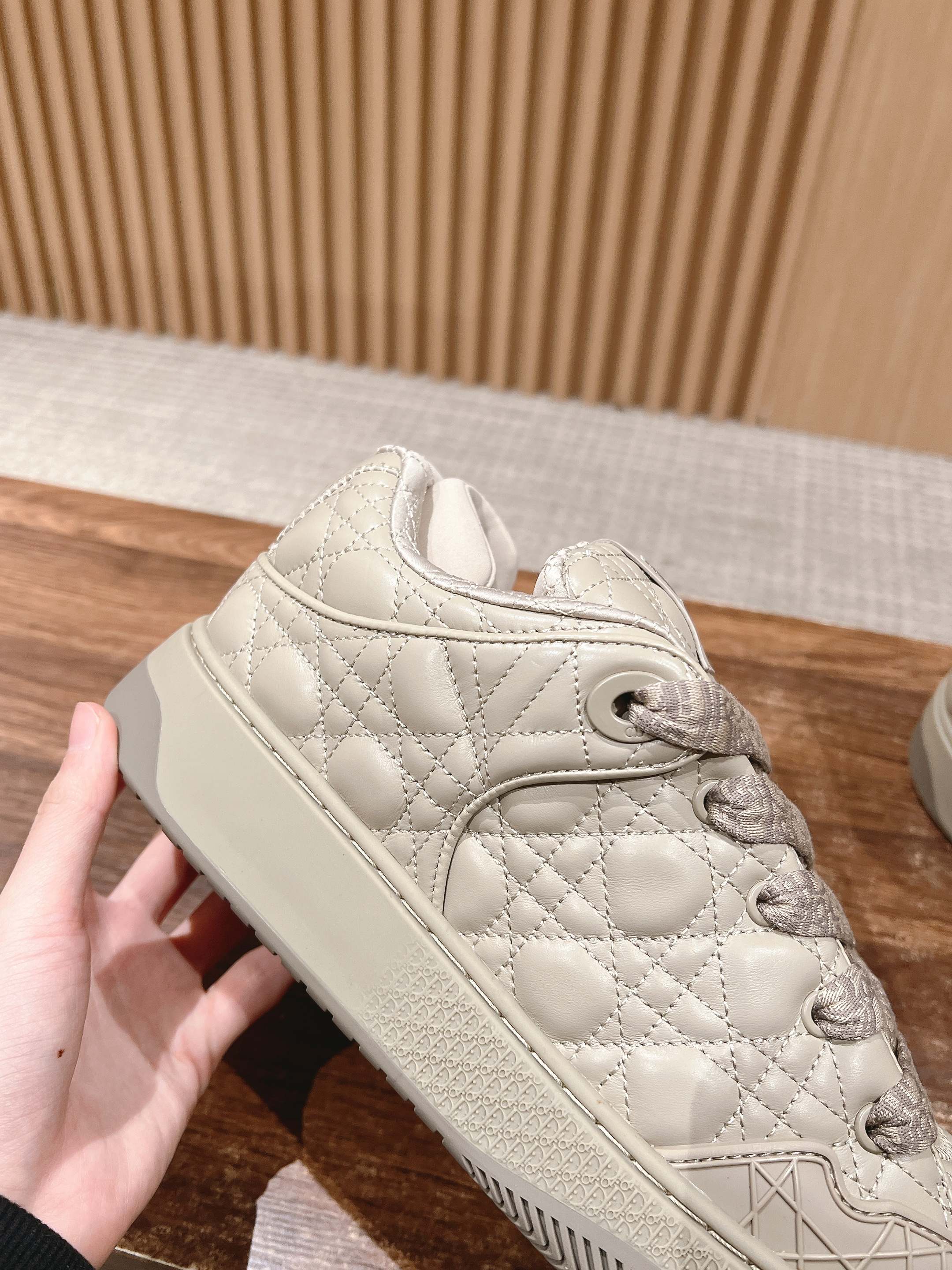 D-Sneakers