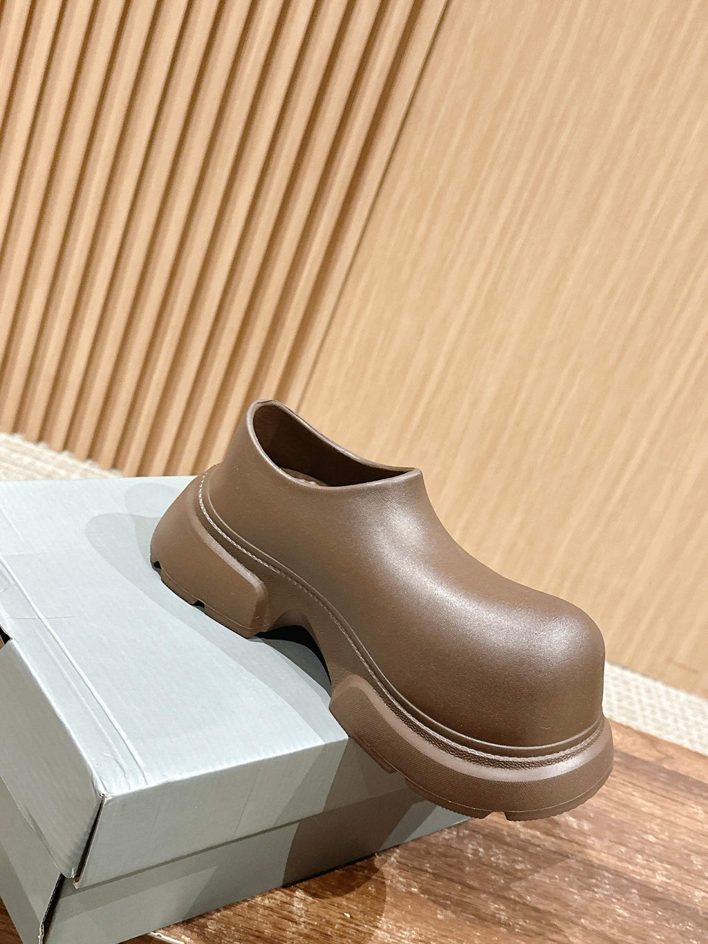 B-Sneakers