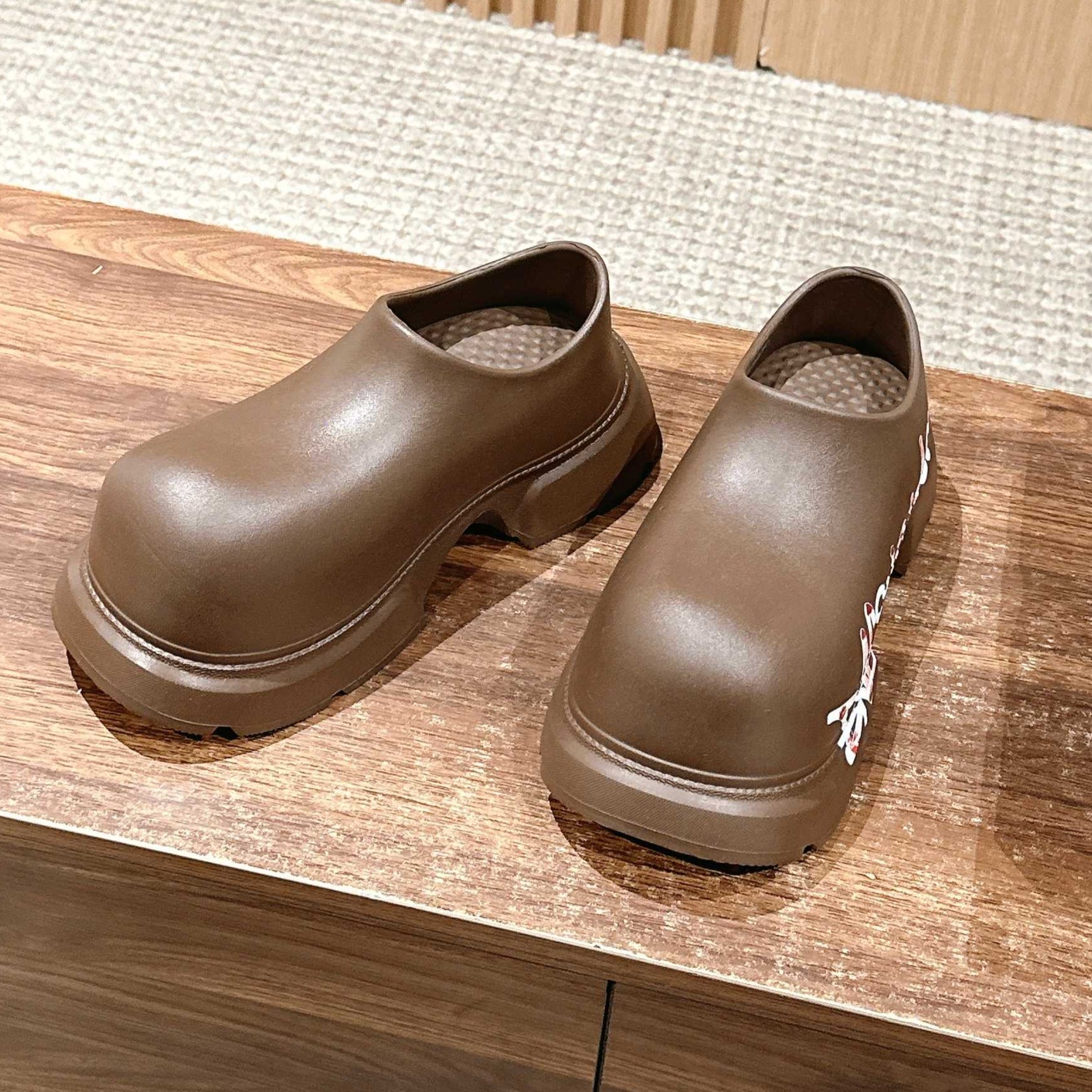 B-Sneakers