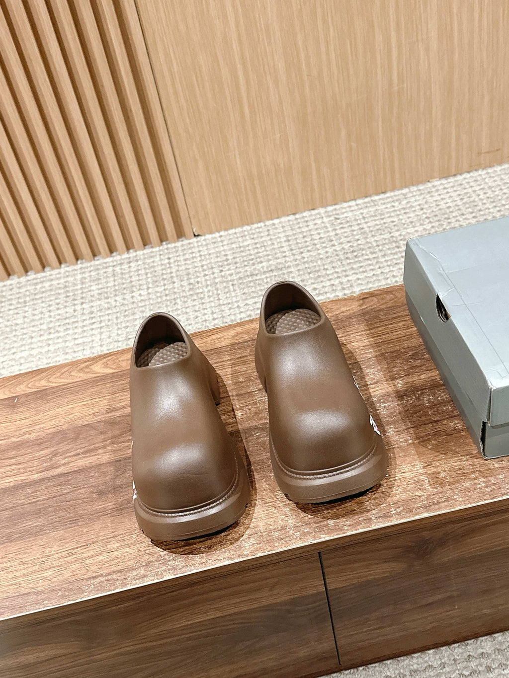 B-Sneakers