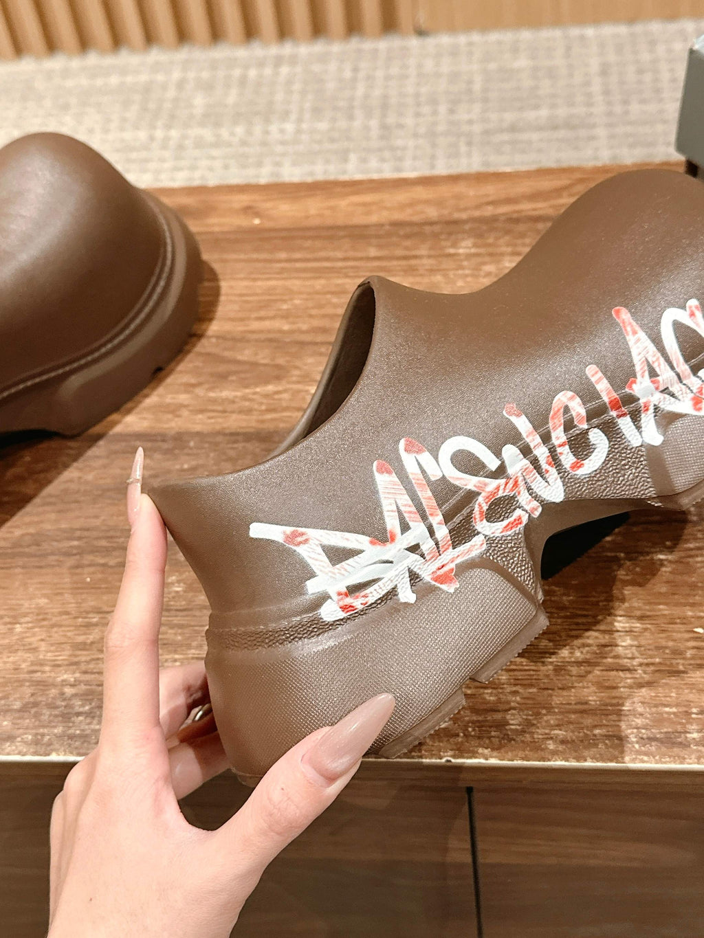 B-Sneakers