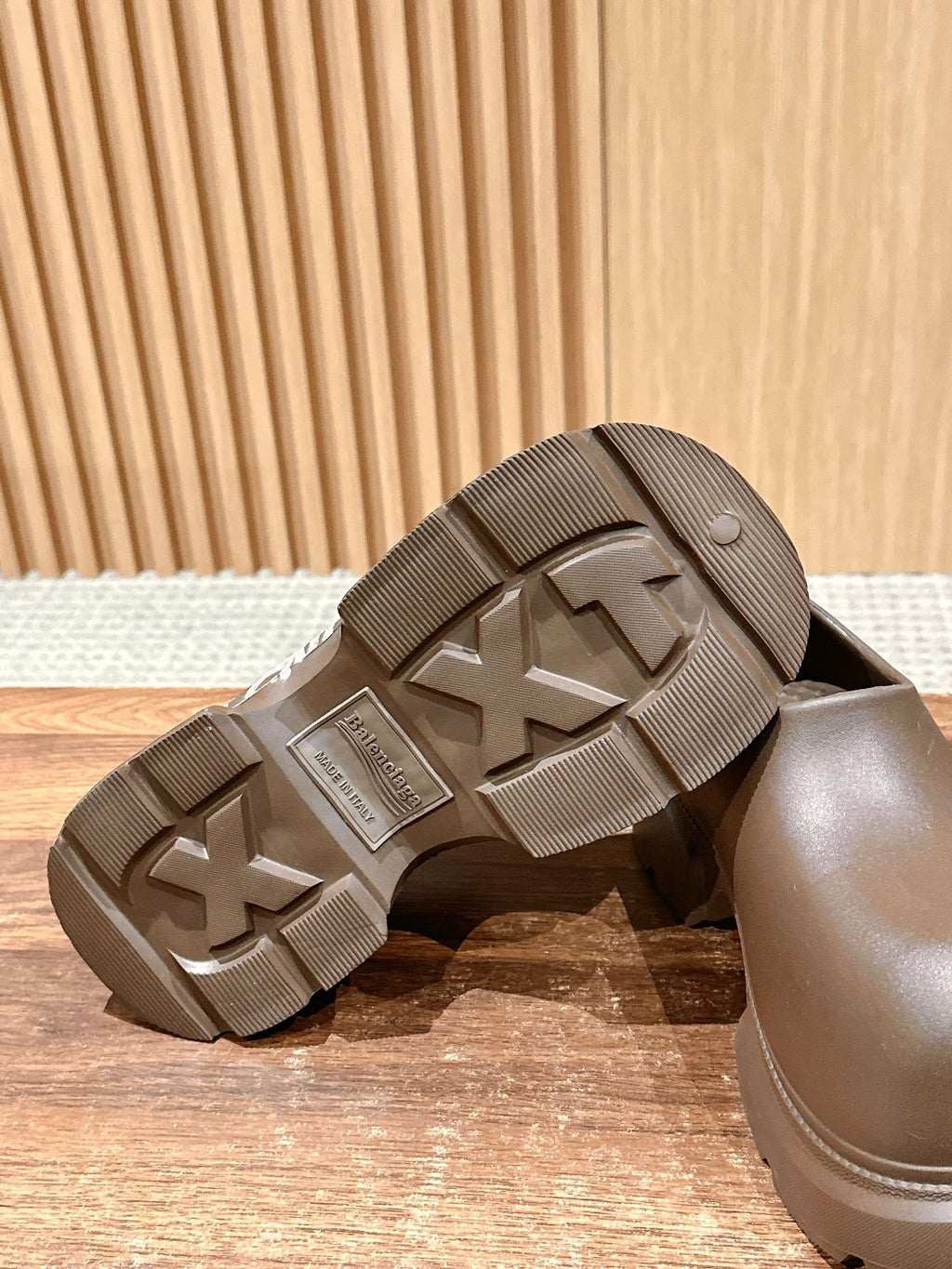 B-Sneakers