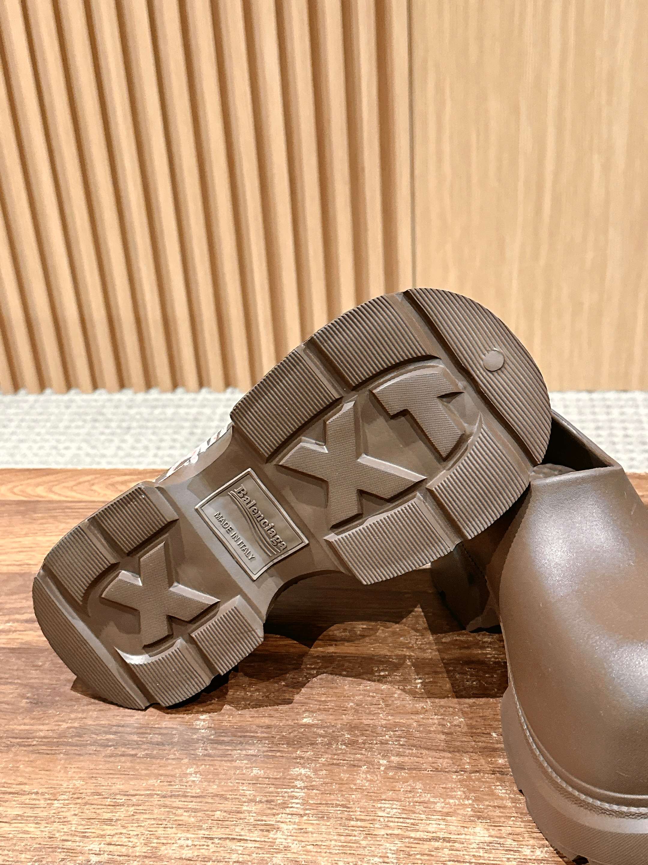 B-Sneakers