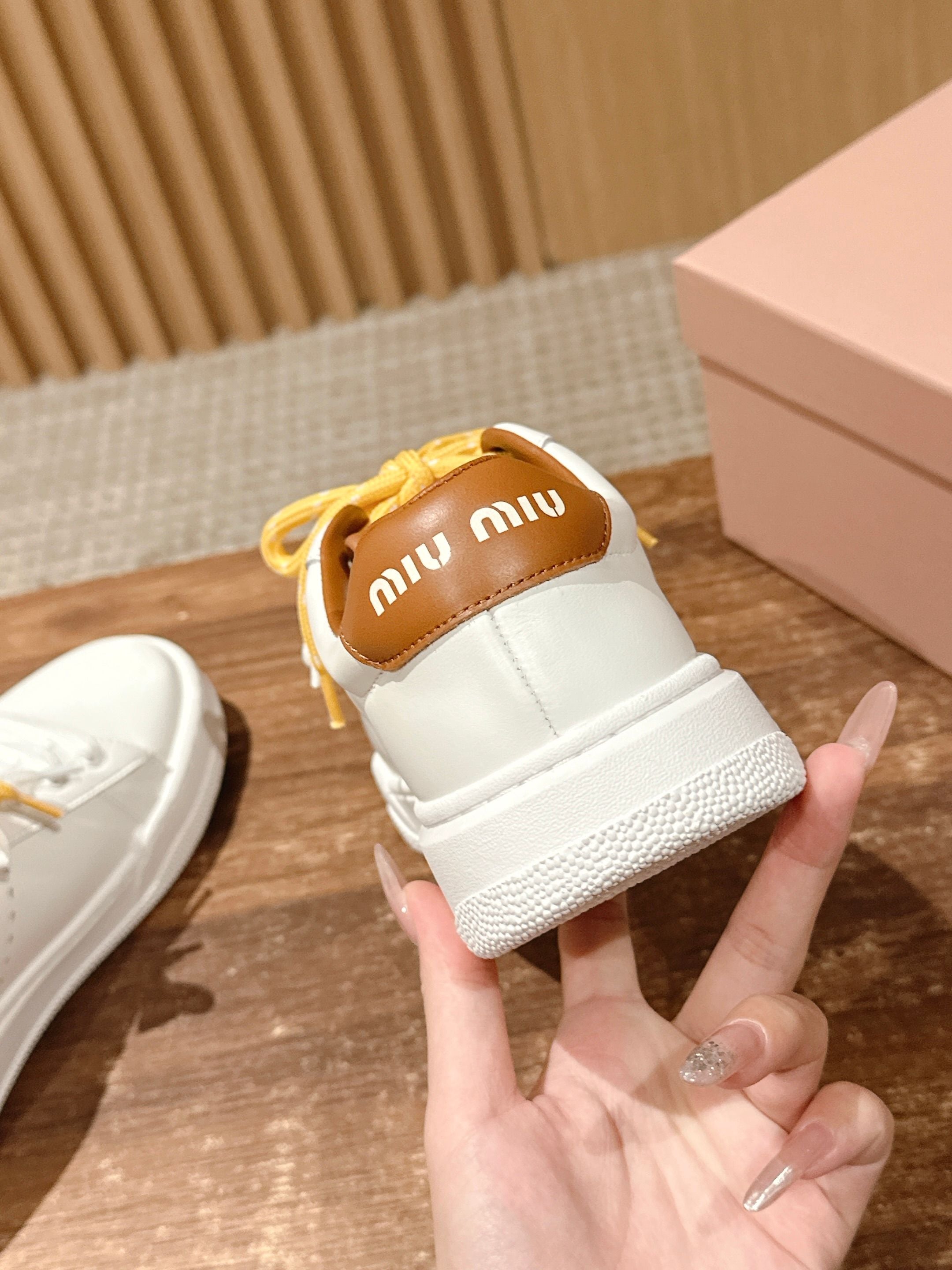 M-Sneakers