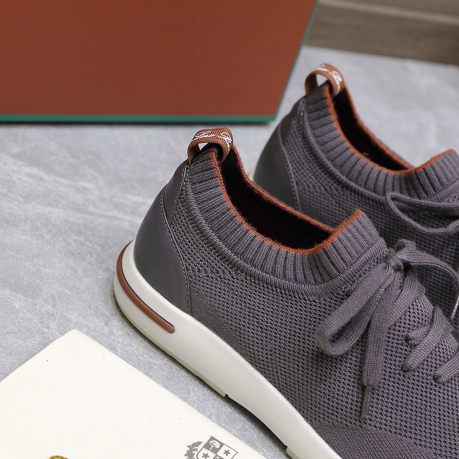 L-Sneakers