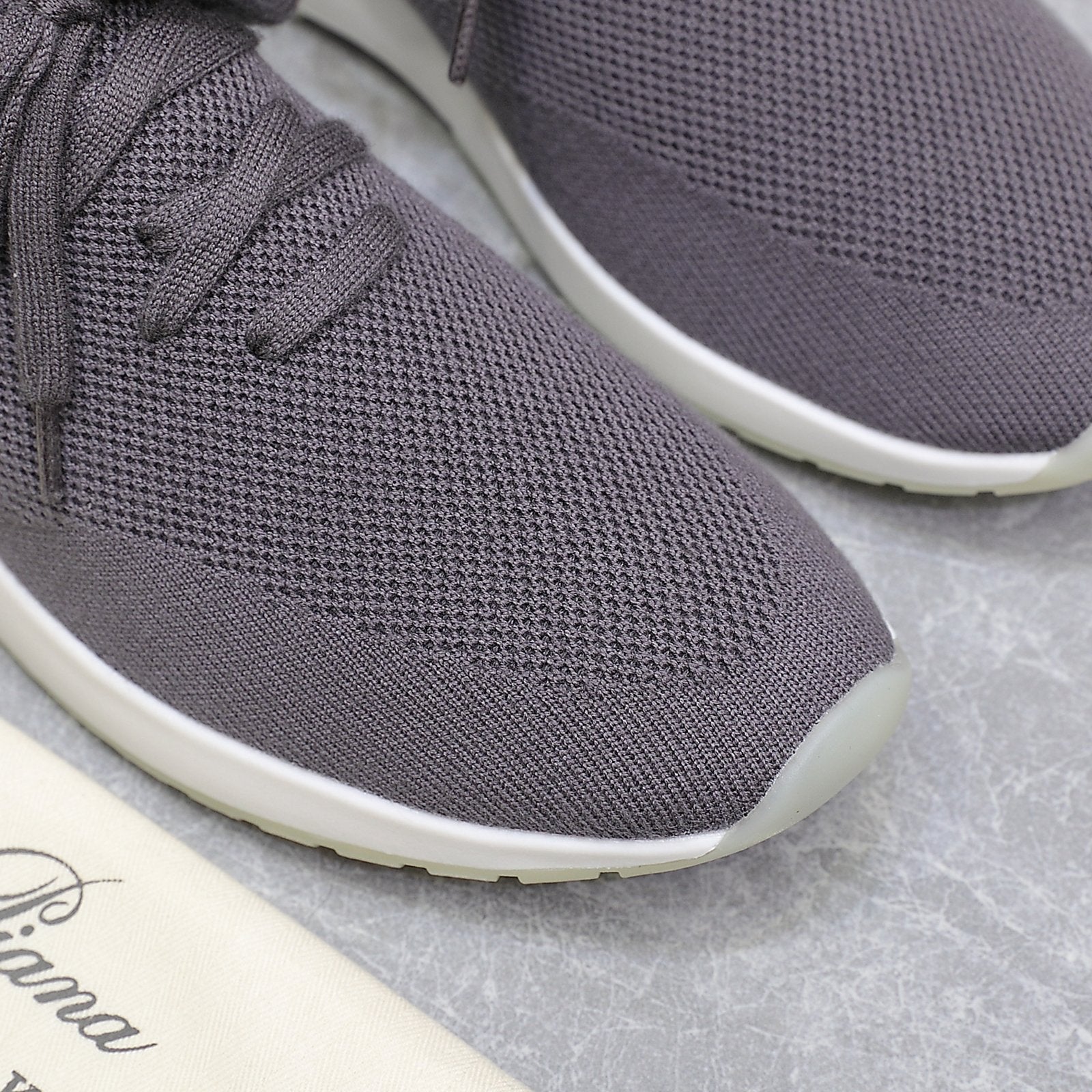 L-Sneakers
