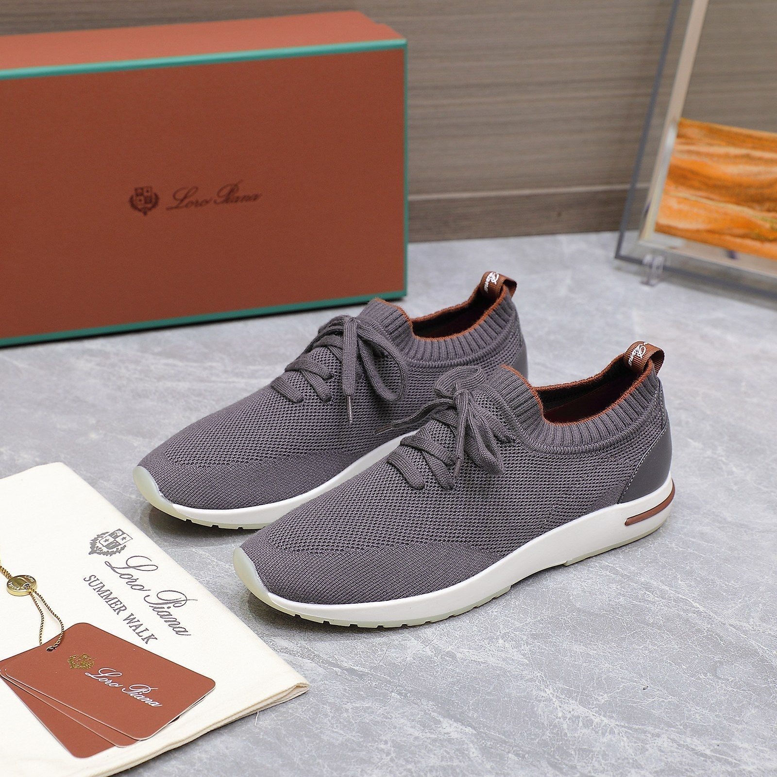 L-Sneakers