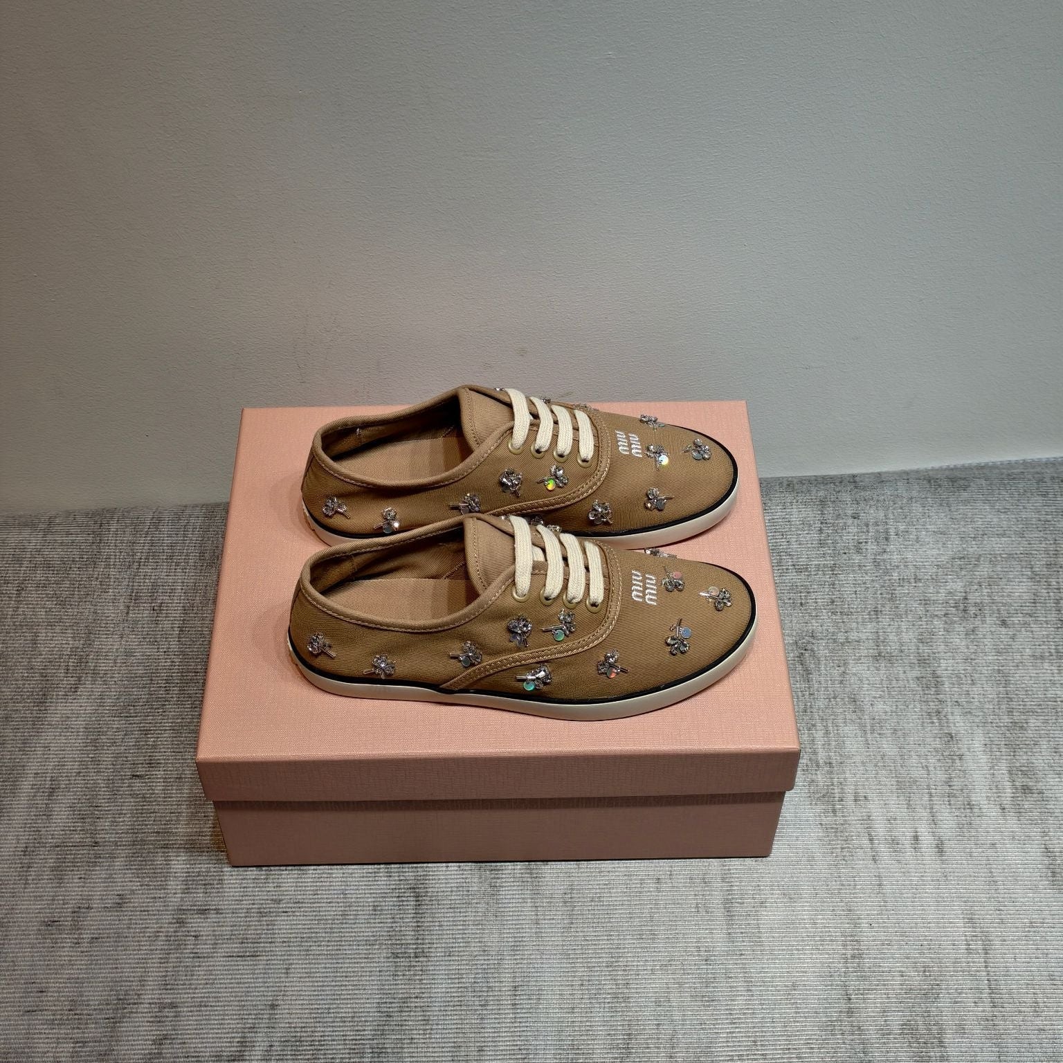 M-Sneakers