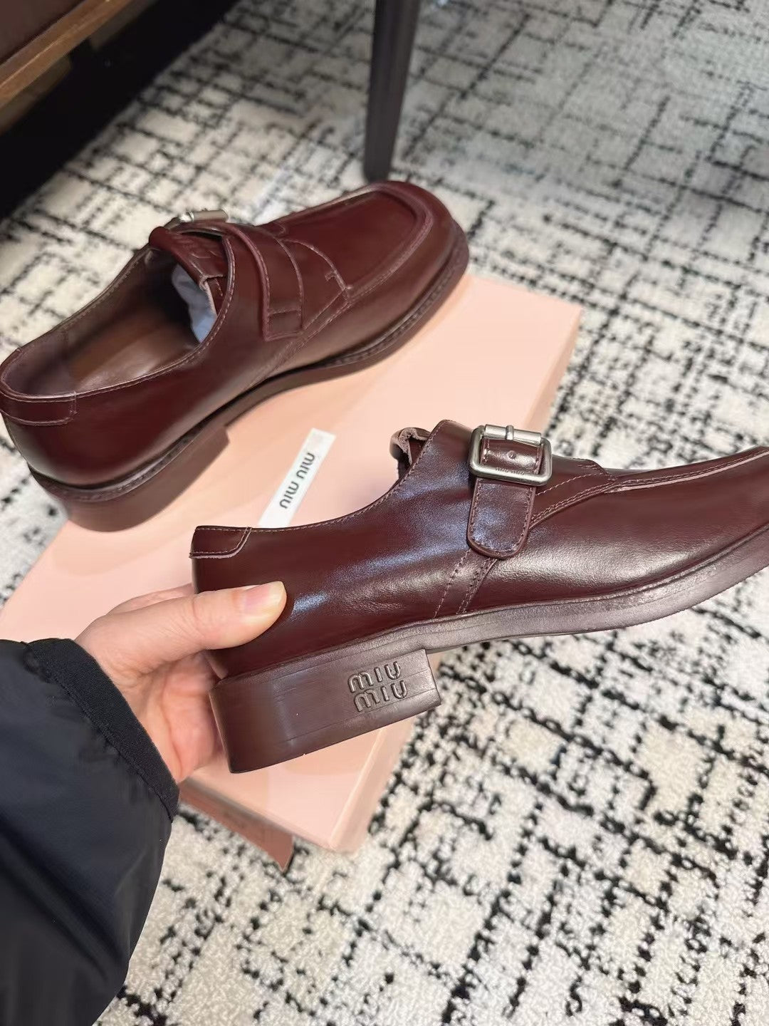 M-Sneakers
