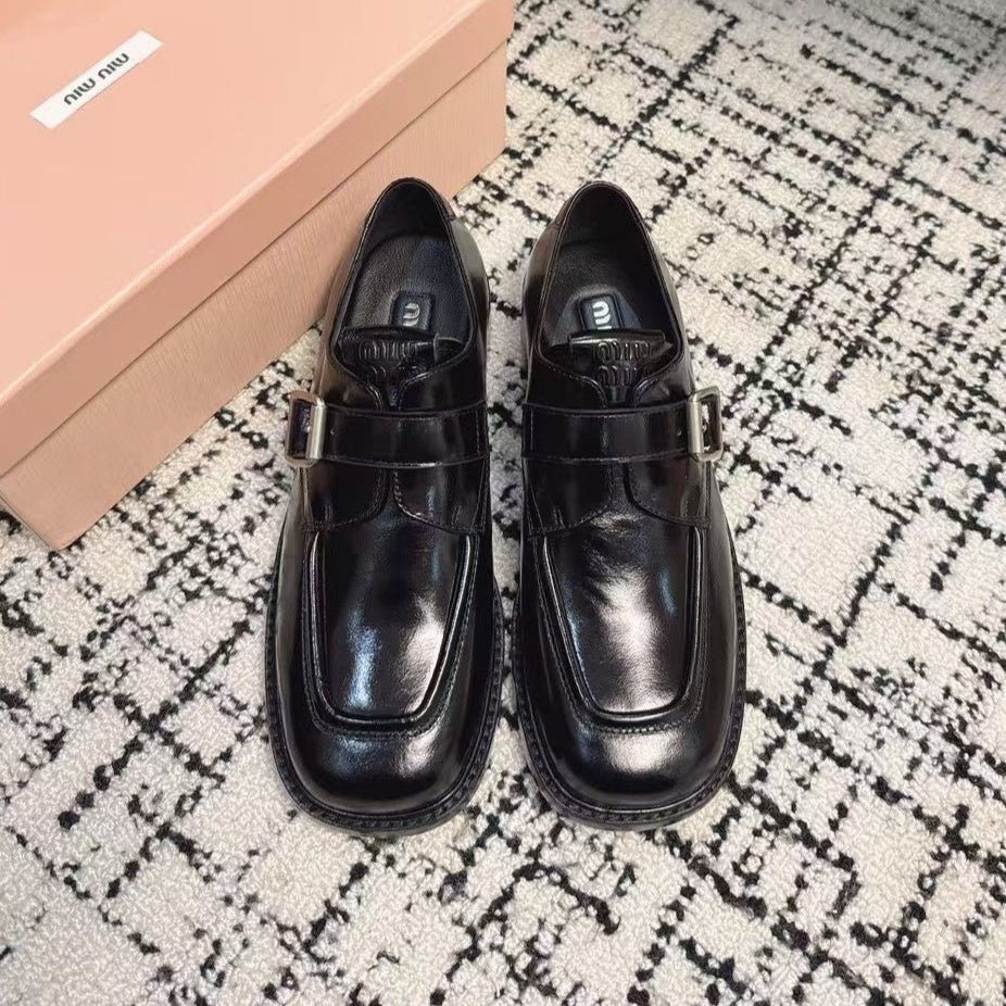 M-Sneakers