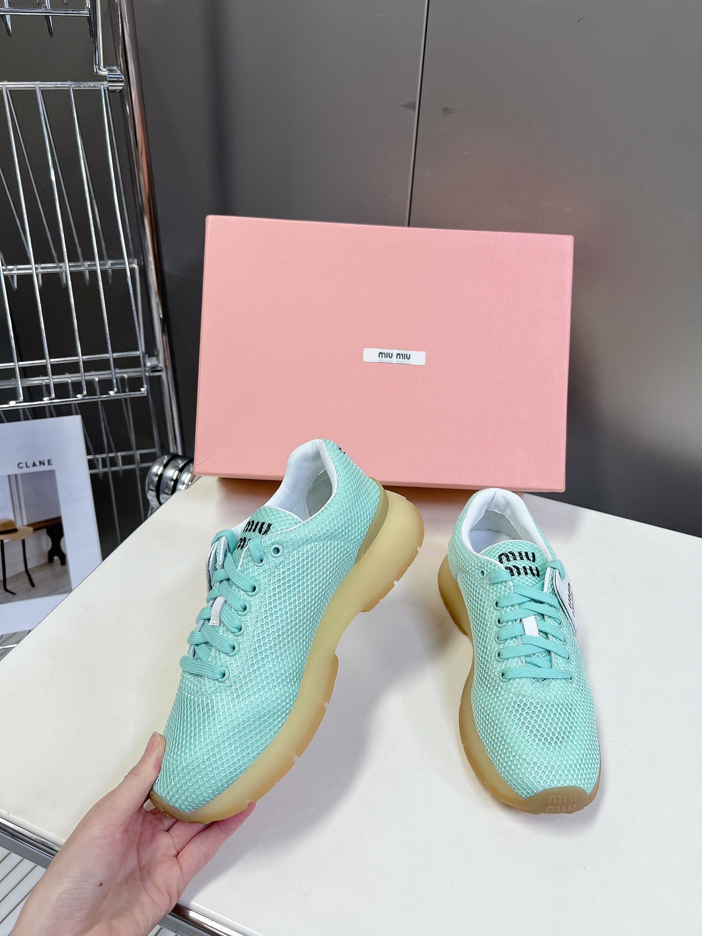 M-Sneakers