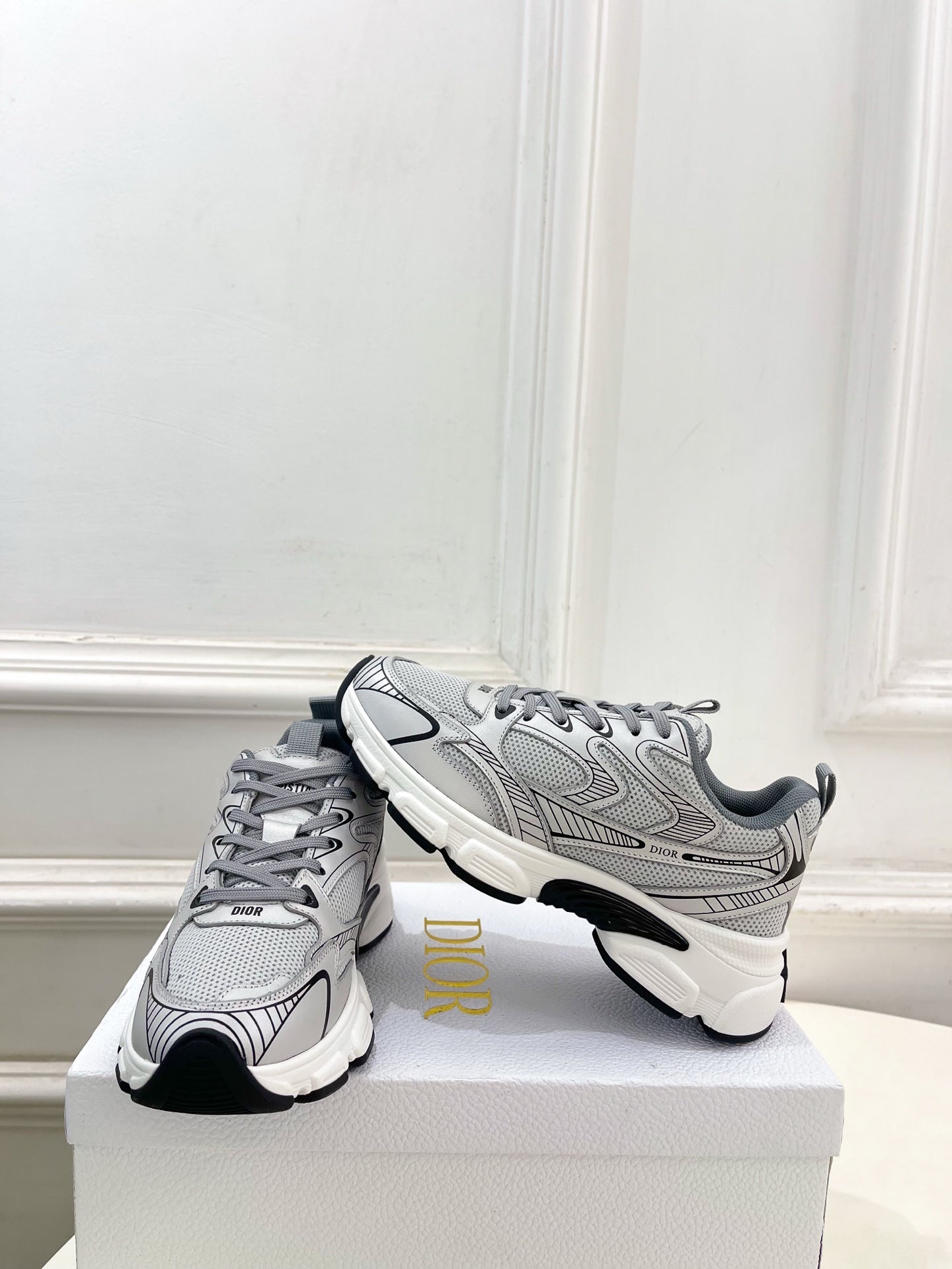 D-Sneakers